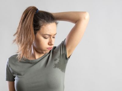 Hiperhidroza (transpiratia excesiva): ce reprezinta, care sunt cauzele si solutii de combatere