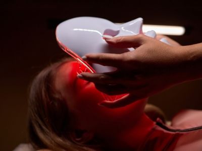 Masca LED pentru fata: cum functioneaza, pentru cine este potrivita si la ce rezultate sa te astepti