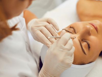 Extractie puncte negre cu tehnologia Hydrafacial: De ce este mai sigura decât metoda clasica