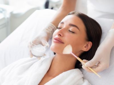 Peelingul chimic: tipuri (superficial, mediu, profund) si când este recomandat fiecare
