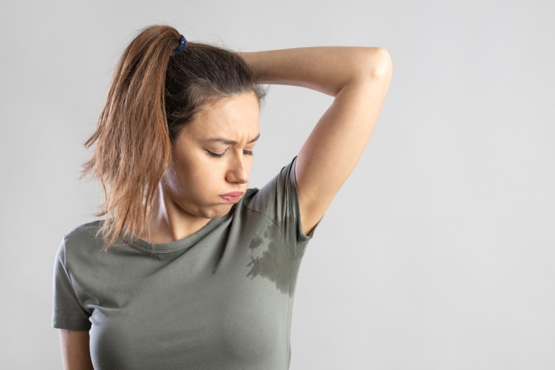 Hiperhidroza (transpiratia excesiva): ce reprezinta, care sunt cauzele si solutii de combatere