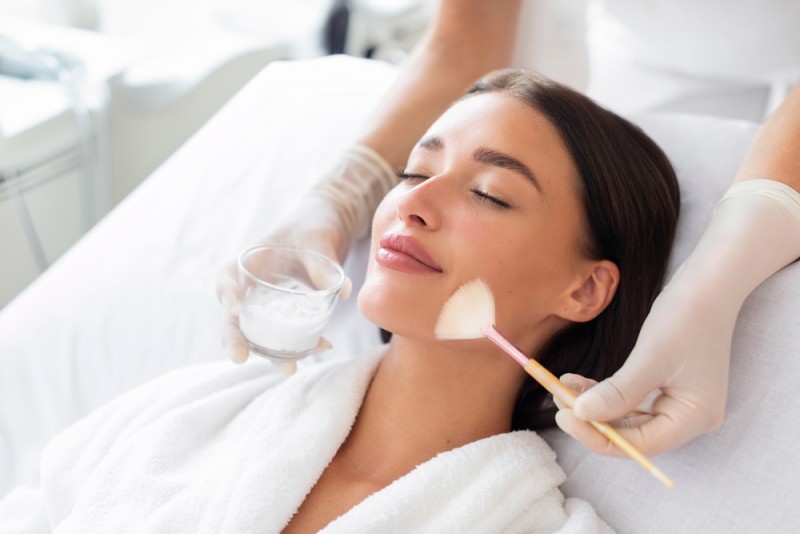 Peelingul chimic: tipuri (superficial, mediu, profund) si când este recomandat fiecare